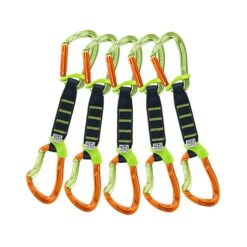 Das Bild zeigt fünf Nimble Fixbar Pro Expressschlingen von Climbing Technology. Die Expressen stehen aufrecht im Bild. Oben der grüne hakenseitige Karabiner, in der Mitte die schwarze Expressschlinge, unten der orange seilseitige Karabiner. Die Schnapper schauen nach links.