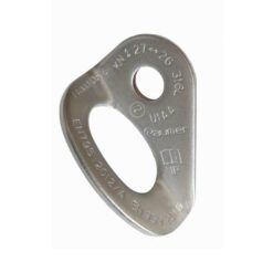 Das Bild zeigt die Raumer Bohrhakenlasche Rock 10mm. Sie steht aufrecht in Bildmitte und man sieht wunderbar das ganze Produkt aus leicht seitlicher Perspekive.