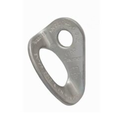 Das Bild zeigt die Raumer Bohrhakenlasche Rock 12mm. Sie steht aufrecht in Bildmitte und man sieht wunderbar das ganze Produkt aus leicht seitlicher Perspekive.