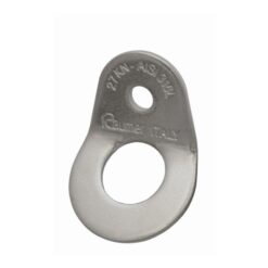 The picture shows the Raumer Speleo bolt hanger Wing. The silver metal lug stands upright in a white square. The small hole for the expansion bolt is at the top, the large carabiner eye at the bottom.  