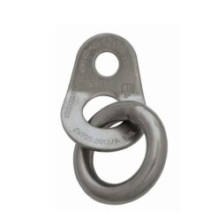 Das Bild zeigt die Raumer Bohrhakenlasche Wing mit Ring. Die silberne Metall Lasche steht aufrecht in einem weißem Quadrat. Das kleine Loch für den Bohrhaken oben, die große Karabineröse mit dem fixen Ring unten.