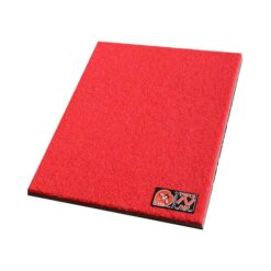 Das Bild zeigt dass rote Schuhputz Mini Crashpad von i´bbz. Man sieht den gedämpften Teppich von oben und erkennt die dünne, dunkle Schaumstoffschichte an der Unterseite.