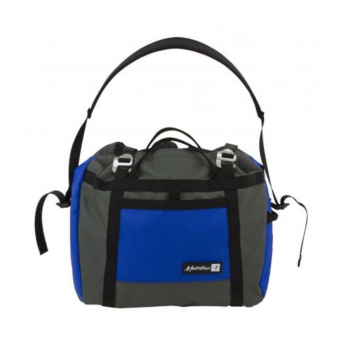 Das Bild zeigt einen blau-grauen Metolius Seilsack Vortex. Er liegt leicht schräg im Bild. Man sieht die äußere Hülle und die beiden Spannriemen mit den Alu Schnallen.