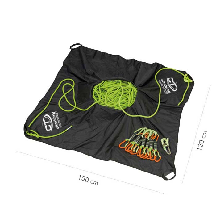 Das Bild zeigt die Seiltasche Tank Evo von Climbing Technology in geöffnetem Zustand. Auf der schwarzen Plane liegt eine gesamte Kletterausrüstung verteilt sowie ein grünes Seil