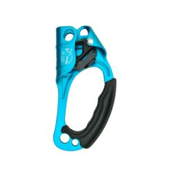 Das Bild zeigt die cyan-farbene Handsteigklemme Kong Lift für die rechte Hand. Der Jümar steht senkrecht in Bildmitte mit dem schwarzen Gummigriff nach rechts.