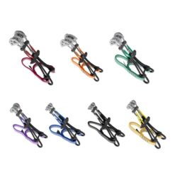 Das Bild zeigt sieben Totem Cams Klemmgeräte in einem weißem Quadrat. In der oberen Reihe liegen drei Cams schräg nebeneinander, in der unteren vier. Die Klemmsegmente schauen alle nach rechts oben, die BAndschlingen leicht eingeknickt nach rechts unten.