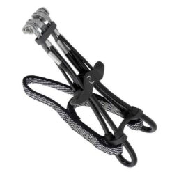 Das Bild zeigt die schwarze Variante des Totem Cams Klemmgeräte. Der Friend liegt schräg imBild mit den Klemmsegmenten nach links oben, die Bandschlinge rechts unten.