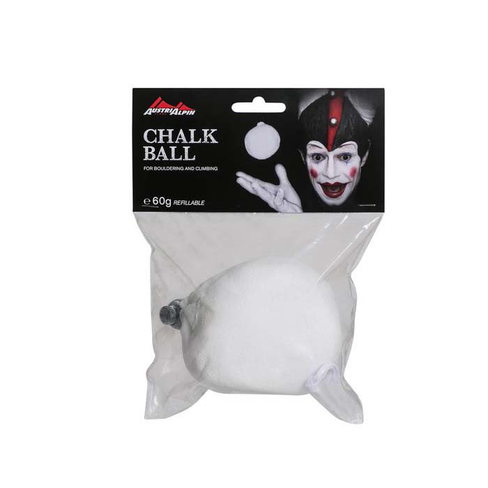 Das Bild zeigt einen weißen Chalkball Austrialpin. Der Ball ist in einer durchsichtigen Verpackungshülle, oberhalb ist ein Label mit Produktaufschrift und Clown Logo befestigt.