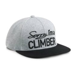 Das Bild zeigt das graue 8bplus Snapback Cap Sorry. Es ist von links oberhalb zu sehen und man erkannt den Spruch auf der Stirnseite "Sorry I´m a climber!"