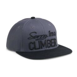 Das Bild zeigt das schwarze 8bplus Snapback Cap Sorry. Es ist von links oberhalb zu sehen und man erkannt den Spruch auf der Stirnseite "Sorry I´m a climber!"