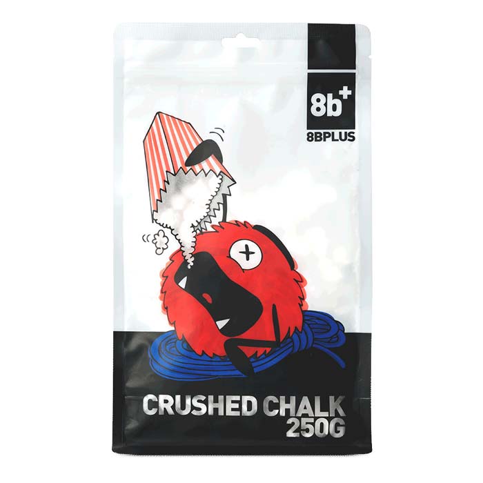 Das Bild zeigt eine Packung des 8bplus Crushed Chalk. Man sieht die Packung von vorne und erkennt viele Details. Wie die Comic Zeichnung eines Chalk verschlingenden Chalkbags, das 8bplus Logo und Text mit schwarzem Hintergrund.