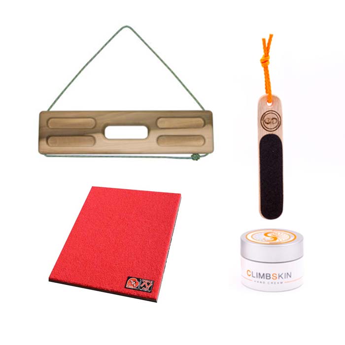 Das Bild zeigt vier Artikel von Boulder Zubehör. Von links oben im Uhrzeigersinn sind zu sehen. Ein mobiles Hangboard, eine Hautfeile, eine Dose Hautcreme und links unten ein Fußabstreifer.