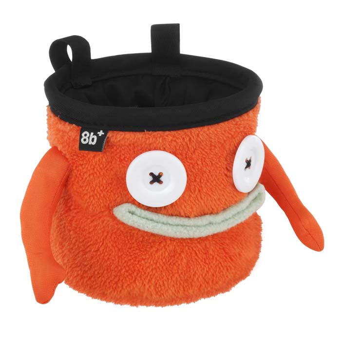 Das Bild zeigt das Chalkbag Monster Floyd von leicht links oberhalb. Der orange, lustige Magnesiumbeutel hat zwei Knöpfe als Augen und einen grauen Mund sowie zwei seitliche Arme.