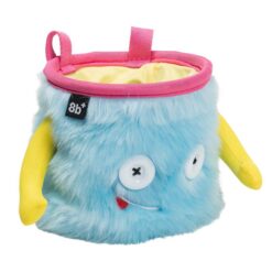 Das Bild zeigt das Chalkbag Monster Max von vorne. Der hell-türkise, lustige Magnesiumbeutel hat zwei Knöpfe als Augen und einen Mund herausgestreckter Zunge sowie zwei seitliche Arme.