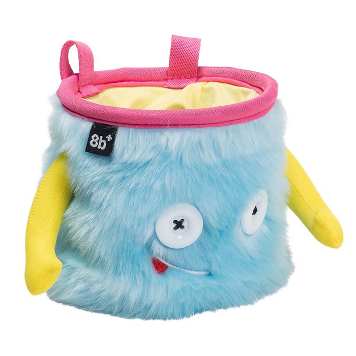 Das Bild zeigt das Chalkbag Monster Max von vorne. Der hell-türkise, lustige Magnesiumbeutel hat zwei Knöpfe als Augen und einen Mund herausgestreckter Zunge sowie zwei seitliche Arme.