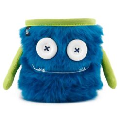 Das Bild zeigt das Chalkbag Monster Max von vorne. Der blaue, lustige Magnesiumbeutel hat zwei Knöpfe als Augen und einen Mund mit zwei kleinen Zähnen sowie zwei seitliche Arme.