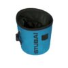 Das Bild zeigt ein Stubai Chalkbag in der Farbe Blau von schräg seitlich und leicht oberhalb. Man erkennt den Magnesiumbeutel sehr gut und sein Design, sowie den Logo Schriftzug, den Bürstenhalter und der Tanka Verschluss.