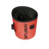 Das Bild zeigt ein Stubai Chalkbag in der Farbe Rot von schräg seitlich und leicht oberhalb. Man erkennt den Magnesiumbeutel sehr gut und sein Design, sowie den Logo Schriftzug, den Bürstenhalter und der Tanka Verschluss.