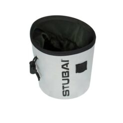 Das Bild zeigt ein Stubai Chalkbag in der Farbe Weiß von schräg seitlich und leicht oberhalb. Man erkennt den Magnesiumbeutel sehr gut und sein Design, sowie den Logo Schriftzug, den Bürstenhalter und der Tanka Verschluss.