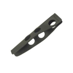 Das Bild zeigt den dunkelgrauen Stubai Bong Felshaken. Er liegt schräg im Bild und man erkennt alle Produktdetails. Vor allem die drei Karabinerösen im V-Pfofil Scha.ft