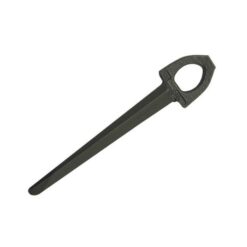 Das Bild zeigt den dunkelgrauen Stubai Diagonalhaken. Er liegt schräg in Bildmitte mit dem Ring rechts oben. Man erkennt sein Design sofort, insbesonders das markante gedrehte Schaft Profil.