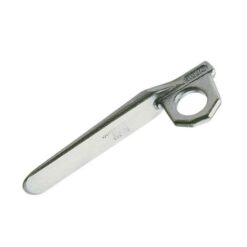 Das Bild zeigt den silbernen Stubai Weichmetallhaken. Er liegt schräg in Bildmitte mit der Karabineröse rechts oben. Man erkennt sein Design sofort, insbesonders das markante gerade Profil des Schaftes.