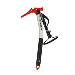 Das Bild zeigt das Stubai Hornet Eisgerät. Es steht aufrecht in Bildmitte. Man erkennt alle Produktdetails wie die rote Haue und den Hammerkopf, den weißen Schaft un dden schwarzen Gummigriff und die Handschlaufe. Die Eispickel Spitze schaut nach links.