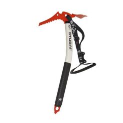 Das Bild zeigt das Stubai Hornet Eisgerät. Es steht aufrecht in Bildmitte. Man erkennt alle Produktdetails wie die rote Haue und den Schaufelkopf, den weißen Schaft un dden schwarzen Gummigriff und die Handschlaufe. Die Eispickel Spitze schaut nach links.