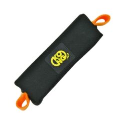 das Bild zeigt den Bandfalldämpfer Kong Energy Absorber. Der schwarze Falldämpfer liegt schräg imBild, seitlich sieht man die orangen Schlaufen für die Karabiner. In der Mitte am Produkt das Kong Logo.