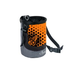 Das Bild zeigt das Beal Chalkbag Maxi Cocoon in orange. Es ist in Bildmitte zu sehen, man erkennt das Produkt mit dem Logo, gepunkteten Vorderseite und dem Hüftband.