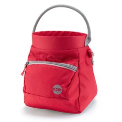 Das Bild zeigt das Bouldering Chalk Bucket deluxe von Moon. Der rote Boulder Magnesiumbeutel steht in Bildmitte. Man erkennt deutlich die vielen Produktdetails wie Front Zipper, Trageriemen oder Kordel Verschluss.