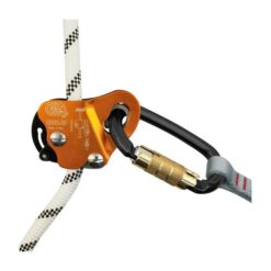 Das Bild zeigt das Kong Back-Up Auffanggerät. Das orange, mitlauffende Auffanggerät ist an einem weißem Seil montiert zu sehen. Rechts sieht man einen schwarzen Karabiner und eine Bandschlinge.