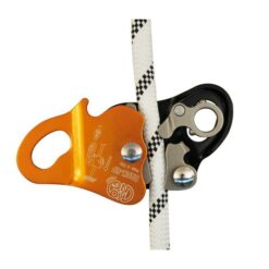 Das Bild zeigt das Kong Back-Up Auffanggerät. Das orange, mitlauffende Auffanggerät ist offen und an einem weißem Seil montiert zu sehen. So erkennt man am geöffneten Gerät den Klemmechanismus im Inneren.