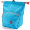Das Bild zeigt das Moon Bouldering Chalkbag in der Farbe blau. Der Boulder Magnesiumbeutel ist in Bildmitte, man erkennt alle seine Features sehr gut.