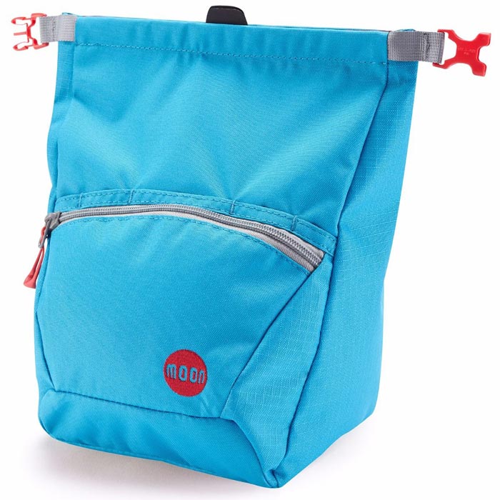 Das Bild zeigt das Moon Bouldering Chalkbag in der Farbe blau. Der Boulder Magnesiumbeutel ist in Bildmitte, man erkennt alle seine Features sehr gut.