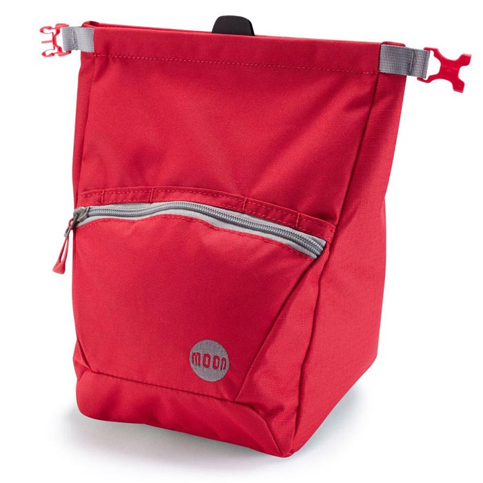 Das Bild zeigt das Moon Bouldering Chalkbag in der Farbe rot. Der Boulder Magnesiumbeutel ist in Bildmitte, man erkennt alle seine Features sehr gut.