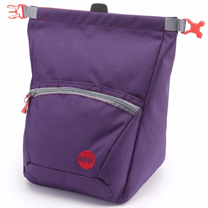 Das Bild zeigt das Moon Bouldering Chalkbag in der FArbe violett. Der Boulder Magnesiumbeutel ist in Bildmitte, man erkennt alle seine Features sehr gut.