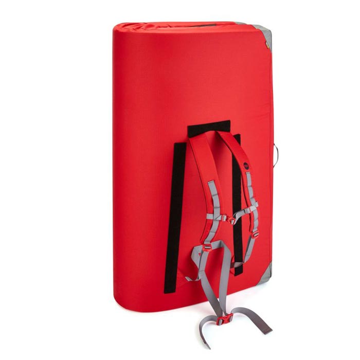 Das Bild zeigt ein rotes Moon Crashpad und das Tragesystem. Man erkennt alle Riemen, Schnallen und Gurte.