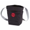 Das Bild zeigt das Moon Trad Chalkbag. Der schwarze Magnesiumbeutel ist in Bildmitte zu sehen. Man erkennt alle Produktdetails und das Hüftband.