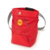 Das Bild zeigt das Moon Trad Chalkbag. Der rote Magnesiumbeutel ist in Bildmitte zu sehen. Man erkennt alle Produktdetails und das Hüftband.