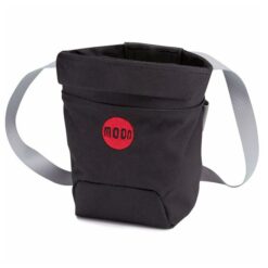 Das Bild zeigt das Moon Trad Chalkbag. Der schwarze Magnesiumbeutel ist in Bildmitte zu sehen. Man erkennt alle Produktdetails und das Hüftband.