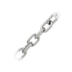 The picture shows a short-link round steel chain. It lies diagonally in the picture and runs from bottom left to top right. 