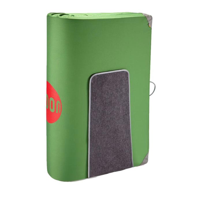 Das Bild zeigt eine grüne Moon Bouldermatte mit dem cleveren Fußabstreifer Teppich.