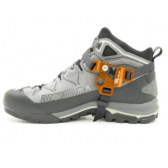 Das Bild zeigt eine Kong Futura Fußsteigklemme. Sie ist an einem grauen, halbhohen Bergschuh für den rechten Fuß montiert.