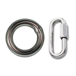 Das Bild zeigt einen Abseilring 10mm Edelstahl und ein Rapidglied. Er liegt in Bildmitte und man erkennt perfekt seine Form und den Stahl. Rechts daneben das Rapidglied.