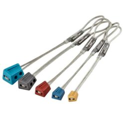 Das Bild zeigt ein Set DMM Offset Nuts. Das Keile Set liegt fächerförmig in Bildmitte. Man erkennt die unterschiedlichen Farben und Größen der Alu Köpfe sowie die silbernen Drahtschlingen.