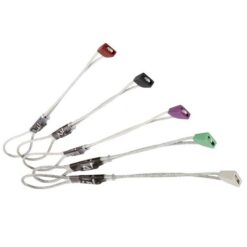 Das Bild zeigt das DMM Peenuts Klemmkeile Set. Es ist fächerförmig in Bildmitte zu sehen. Man erkennt die fünf unterschiedlichen Farben und die Drahtschlingen perfekt.