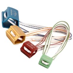 Das Bild zeigt ein Set der DMM Torque Nuts. Das Klemmkeil Set mit vier sechseckigen Alu Keilen und Bandschlingen liegt schräg in Bildmitte. Es sind die verschiedenförmigen Keile und deren Bandschlingen perfekt zu erkennen.