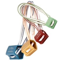 Das Bild zeigt ein Set der DMM Torque Nuts. Das Klemmkeil Set mit vier sechseckigen Alu Keilen und Bandschlingen liegt schräg in Bildmitte. Es sind die verschiedenförmigen Keile und deren Bandschlingen perfekt zu erkennen.