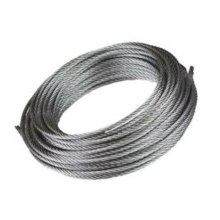 Das Bild zeigt eine Rolle Klettersteig Drahtseil Edelstahl 14mm. Die Rolle liegt schräg in Mitte eines weißen Quadrates.